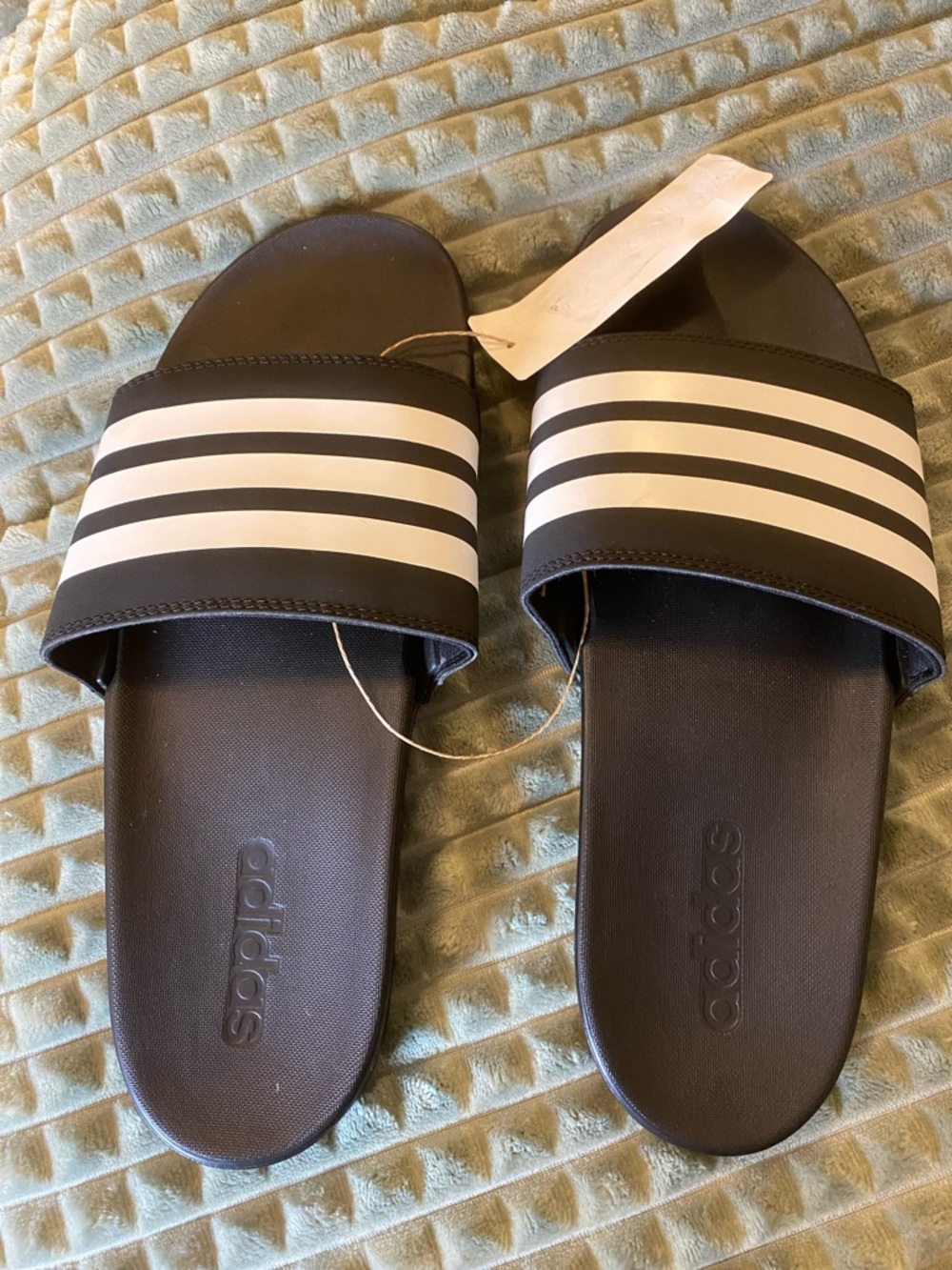 Adidas Men’s Black Slides with White Stripe Band Size 11, Adilette Comfort.